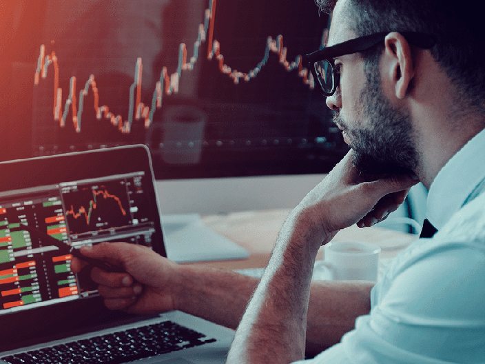 Estrategias de Cobertura y Valoración de Derivados
