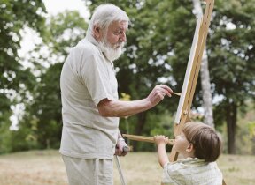 Señor y niño jugando