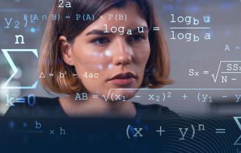 Persona mirando ecuaciones de cálculo diferencial
