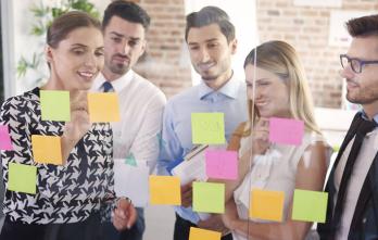  Un primer plano de las personas que trabajan en la oficina