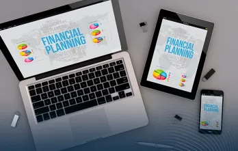 Computadores en una mesa con estadísticas financieras sacadas de chatgpt