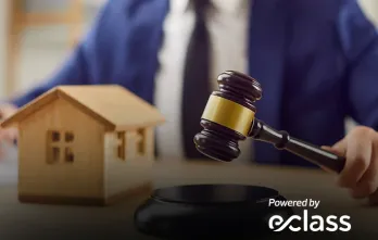 Concepto de leyes de propiedad y subasta inmobiliaria con mazo de madera y casa miniatura. Powered by eclass