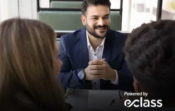 tres personas sentadas en una reunión