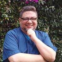 Dr. Víctor Andrés Riascos Solarte